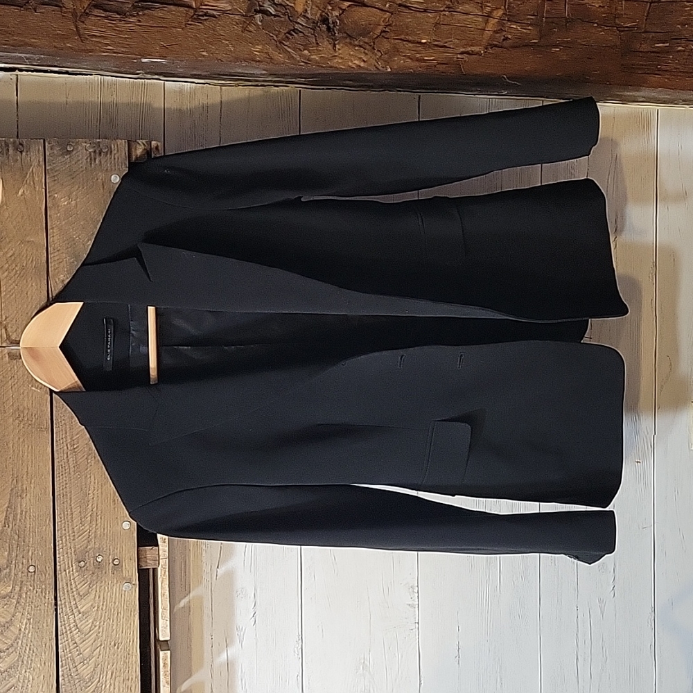 Elie Tahari womens black suit with blazer and pencil skirt. Size 4.
